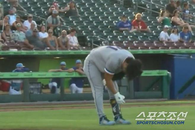 김하성이 미국 마이너리그 트리플A 재활 경기 도중 공에 맞아 오른쪽 팔꿈치를 부여잡으며 고통스러워 하고 있다. 사진제공=마이너리그 중계 캡처