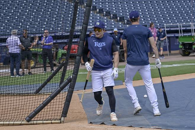 Tampa Bay Rays infielder Ha-Seong KIm (L) steps out of the batting cage during warmups before a baseball game against the Colorado Rockies at George M. Steinbrenner Field in Tampa, Florida on Friday, March 28, 2025. Photo by Steve Nesius/UPI
<저작권자(c) 연합뉴스, 무단 전재-재배포, AI 학습 및 활용 금지>