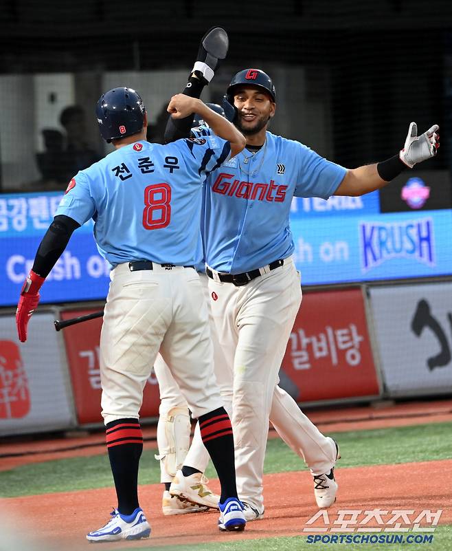 22일 부산 사직야구장에서 열린 삼성과 롯데의 경기, 7회말 1사 만루 롯데 김민성의 역전 3타점 2루타때 홈인한 전준우와 레이예스가 기쁨을 나누고 있다. 부산=허상욱 기자wook@sportschosun.com/2025.06.22/