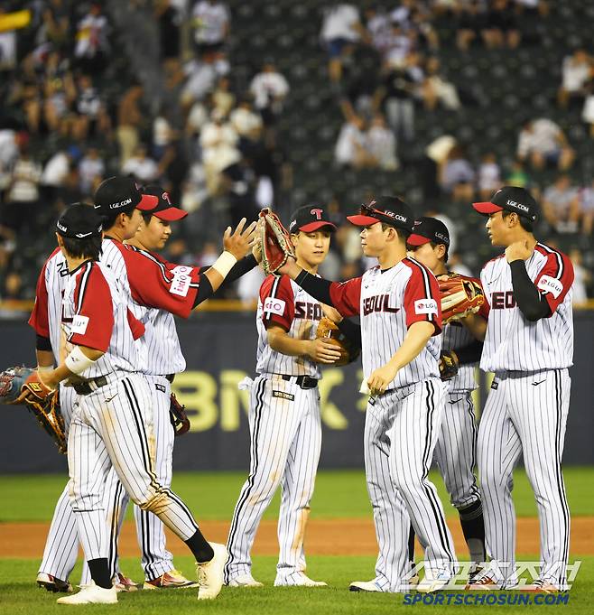 22일 잠실구장에서 열린 LG 트윈스와 두산 베어스의 경기. 승리한 LG 선수들이 기뻐하고 있다. 잠실=박재만 기자 pjm@sportschosun.com/2025.06.22/
