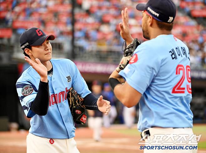 22일 부산 사직야구장에서 열린 삼성과 롯데의 경기, 6회초 2사 2루 롯데 홍민기가 구자욱의 타구를 호수비로 잡아낸 우익수 레이예스를 맞이하고 있다. 부산=허상욱 기자wook@sportschosun.com/2025.06.22/
