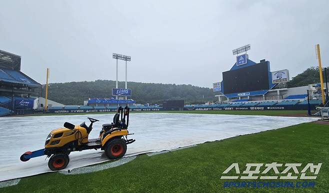 24일 대구 라이온즈파크에서 열리는 삼성과 한화의 경기. 장맛비로 인해 대형 방수포 깔린 라팍. 대구=송정헌 기자songs@sportschosun.com/2025.06.24/