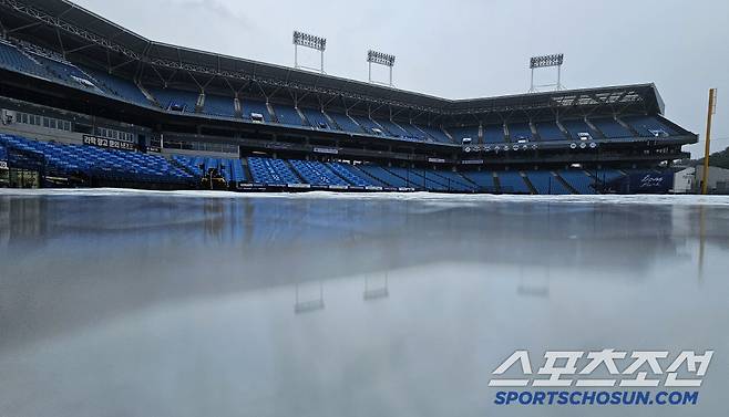 24일 대구 라이온즈파크에서 열리는 삼성과 한화의 경기. 장맛비로 인해 대형 방수포 깔린 라팍. 대구=송정헌 기자songs@sportschosun.com/2025.06.24/