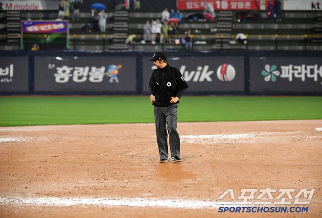 24일 수원KT위즈파크에서 열린 KBO리그 KT 위즈와 LG 트윈스의 경기. 우천 중단 1시간 뒤 심판이 그라운드를 상태를 살피고 있다. 수원=박재만 기자 pjm@sportschosun.com/2025.06.24/