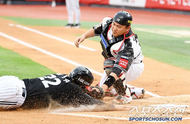 24일 수원KT위즈파크에서 열린 KBO리그 KT 위즈와 LG 트윈스의 경기. 1회초 1사 만루 LG 문성주 중견수 뜬공 때 홈을 노리던 김현수가 KT 포수 장성우에게 태그 당하고 있다. 수원=박재만 기자 pjm@sportschosun.com/2025.06.24/