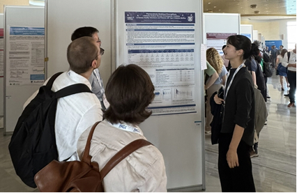 지난 3일 그리스에서 개최된 2025 PAGE 학회에서 서울대학교병원 임상약리학과 연구진이 참관객들에게 엔블로 약동학 모델링 연구 결과를 설명하고 있다. /대웅제약 제공