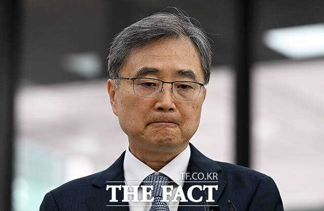 조현 외교부 장관 후보자는 24일 "국제 정세가 매우 불안정한 상황에서 외교부 임무를 맡게 돼 막중한 책임감을 느낀다"고 밝혔다. 조 후보자는 양자·다자외교 및 경제·통상 분야에서 전문성을 인정받은 정통 외교 관료 출신이다. /임영무 기자