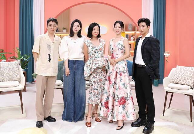 '돌싱글즈7'이 오는 7월 20일 밤 10시 첫 방송한다. MC로는 가수 은지원, 시즌2 출연자 이다은, 배우 이혜영, 가수 이지혜, 코미디언 유세윤(왼쪽부터)이 활약한다. /MBN