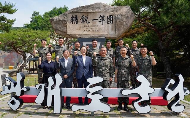 효성그룹 관계자가 지난 19일 육군 1군단 광개토부대를 방문해 위문금을 전달한 뒤 기념사진을 촬영하고 있다. /효성그룹