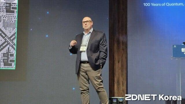 키노트 강연에서 발표 중인 AWS양자 네트워킹 센터 수석 과학자인 오스카 페인터 교수 (사진=남혁우 기자)