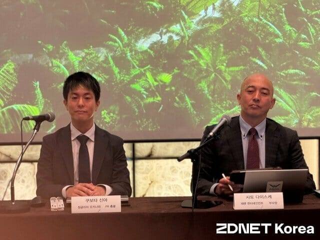 쿠보타 신야 재팬엔터테인먼트 PR 총괄과 사토 다이스케 부사장이 취재진에게 질문을 받고 있다