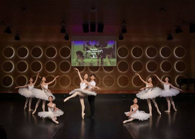 지난 20일(현지 시간) 독일 슈투트가르트 소재 호스피탈호프 슈투트가르트 내 공연장에서 초록우산과 포르쉐코리아가 지원한 '포르쉐 터보 포 드림 발레' 해외 발레단이 백조의 호수무대를 선보이고 있다. 초록우산
