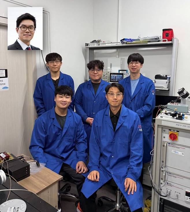 (앞줄 왼쪽부터) KAIST 신소재공학과 신승민 박사과정, 조힘찬 교수, (뒷줄 왼쪽부터) 이형도, 이승우, 이원범, (왼쪽 위) 임경근 박사. KAIST 제공