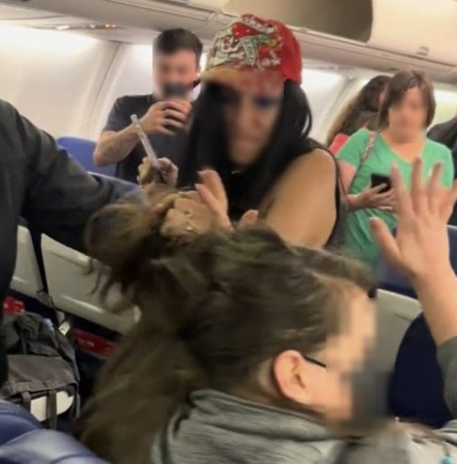 최근 미국 미주리 캔자스시티행 여객기 안에서 32세 여성이 다른 승객을 폭행하고 폭언하는 사건이 발생했다. 틱톡 캡처