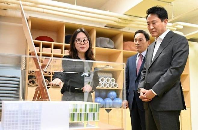 '건축기행'에 나선 오세훈 서울시장이 지난달 14일 '2024년 건축상(최우수상)'을 받은 강남구웰에이징센터 박현진 건축가로부터 설명을 듣고 있다. 연합뉴스
