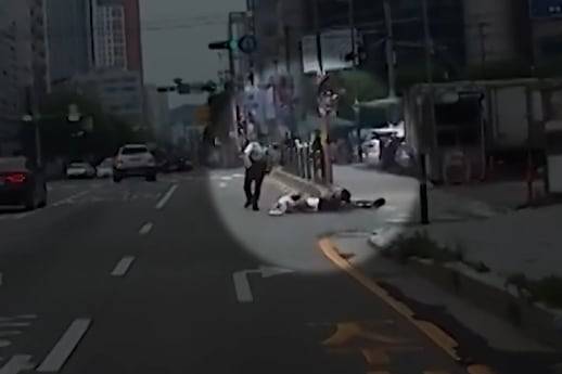 인천시 부평구에서 무면허로 헬멧을 쓰지 않고 전동킥보드를 타던 10대가 경찰 단속 과정에서 머리를 크게 다쳤다. /SBS 보도화면 캡처