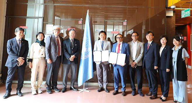 오영훈 제주도지사(왼쪽에서 다섯번째)와 유네스코 국제직원협회 관계자가 업무협약을 맺은 뒤 기념 촬영을 하고 있다./제주도