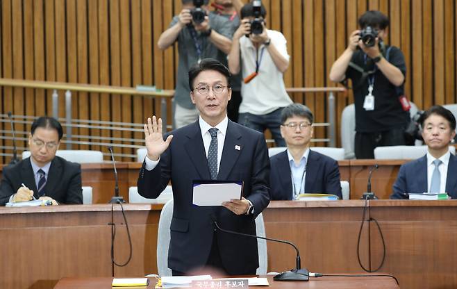 김민석 국무총리 후보자가 24일 오전 국회에서 열린 인사청문회에서 선서하고 있다. /남강호 기자