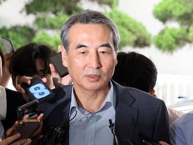 윤석열 전 대통령의 부인 김건희 여사 의혹 관련 사건 수사를 맡은 민중기 특별검사가 24일 오전 서울 서초구 사무실로 들어서며 취재진 질문에 답하고 있다. /뉴스1