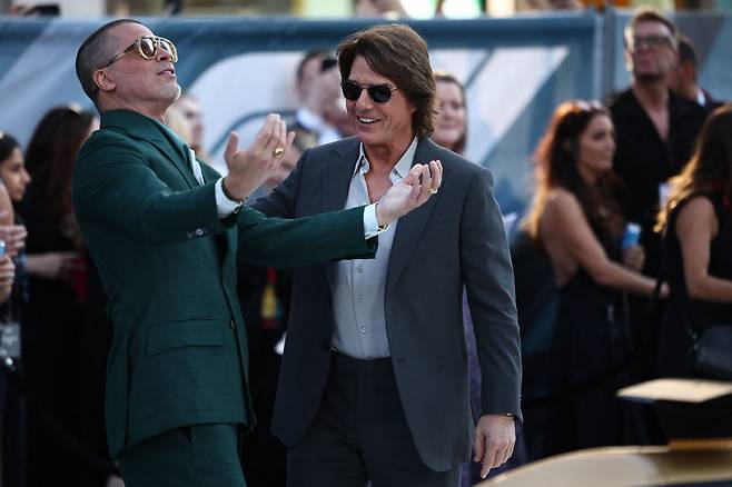 23일 영국 런던 레스터 광장에서 열린 'F1 더무비' 시사회에 참석한 브래드 피트(왼쪽)와 톰 크루즈/AFP연합뉴스