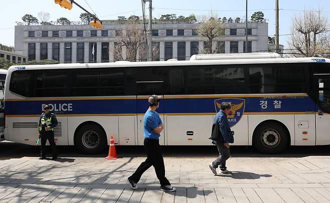 지난 4월 서울 종로구 헌법재판소 앞에서 경찰 버스가 주차돼 있는 모습./연합뉴스
