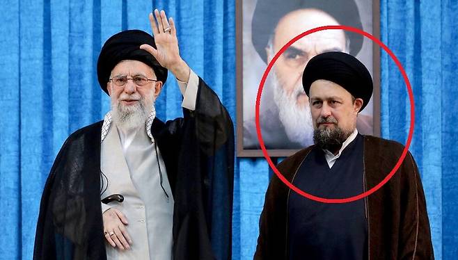 지난 4일 이란 테헤란 남부에 있는 호메이니 성소에서 이란 최고 지도자 아야톨라 알리 하메네이(왼쪽)와 아야톨라 루홀라 호메이니의 손자 하산 호메이니가 나란히 서있는 모습. /로이터 연합뉴스