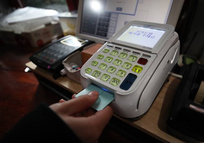 신용카드 결제 모습. /조선DB