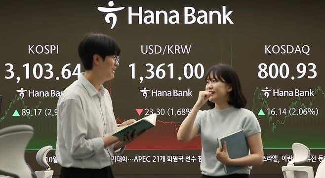 24일 오후 서울 중구 하나은행 딜링룸 전광판에 코스피와 코스닥 종가, 환율이 표시되고 있다. /뉴스1