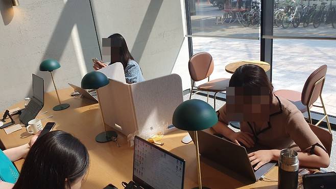 23일 서울 마포구의 한 스타벅스 매장에 한 손님이 칸막이와 태블릿, 키보드 등으로 자리를 선점하고 있다 /유병훈 기자