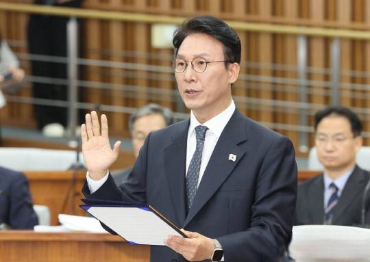 김민석 국무총리 후보자가 24일 서울 국회에서 열린 인사청문회에서 선서하고 있다. 연합뉴스