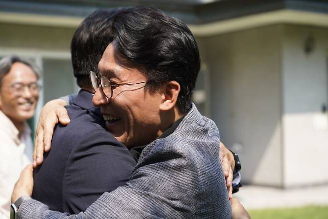 당대표 선거 출마를 선언한 더불어민주당 박찬대 의원(왼쪽)이 인사청문회를 하루 앞둔 23일 김민석 국무총리 후보자를 찾아 포옹을 하고 있다. ⓒ박찬대의원실