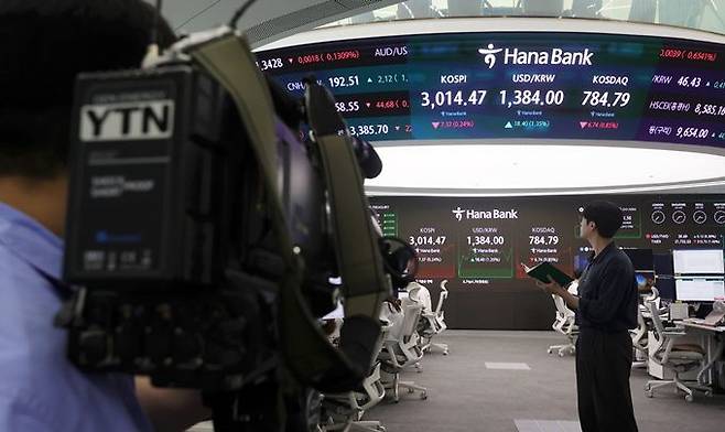 이달 23일 서울 중구 하나은행 딜링룸 전광판에 코스피·코스닥지수, 원·달러 환율 종가가 표시돼 있다. ⓒ뉴시스