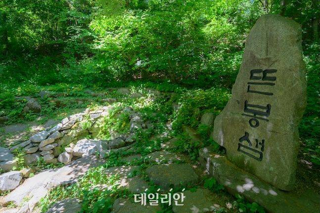 전북 장수군 신무산 자락에 자리한 뜬봉샘은 마르지 않는다. 바위와 흙 사이에서 솟는 맑은 물 한 줄기가 멀리 하굿둑까지 흘러가 거대한 강이 된다. ⓒ데일리안 배군득 기자