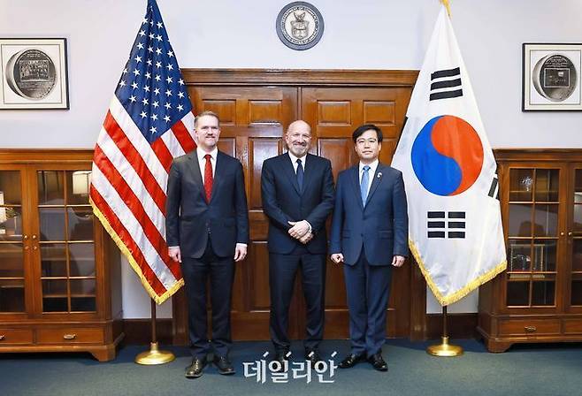 여한구 산업통상자원부 통상교섭본부장은 23일(현지시간) 오후 4시 취임 이후 미국을 처음 방문해 워싱턴D.C상무부 회의실에서 하워드 러트닉(Howard Lutnick) 미국 상무부 장관과 제이미슨 그리어(Jamieson Greer) 미국 무역대표부 대표와 면담을 갖고 미국 관세조치 관련 우리 입장을 전달하고 상호호혜적인 협력방안 등을 논의하였다.ⓒ