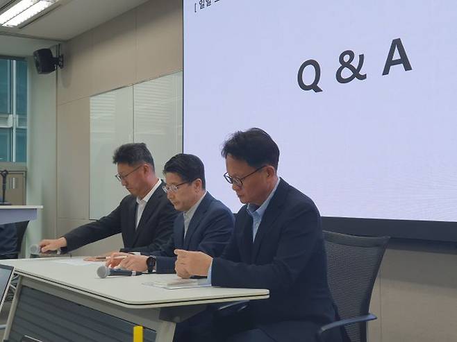 24일 오전 서울 삼화빌딩에서 가진 사이버 침해 사태 '일일브리핑'에서 김희섭 SK텔레콤 PR 센터장(왼쪽부터), 임봉호 SKT MNO(이동통신) 사업부장, 류정환 네트워크 인프라(Network Infra)센터장이 기자들의 질의에 답하고 있다.ⓒ데일리안 조인영 기자
