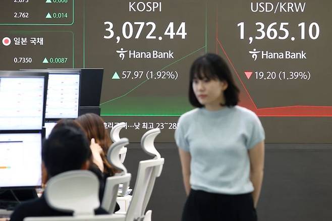 서울 중구 하나은행 딜링룸 현황판에 코스피 지수 등이 표시되고 있다.ⓒ연합뉴스