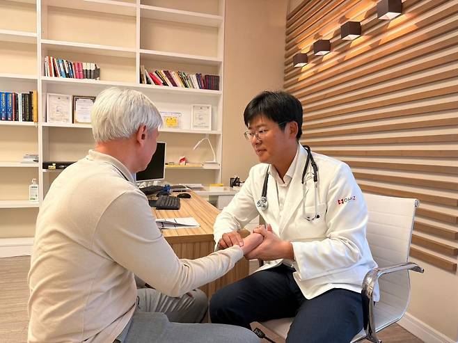 민희석 오픈헬스케어 코리안 메디컬 센터 대표원장이 카자흐스탄 환자를 진료하고 있다.