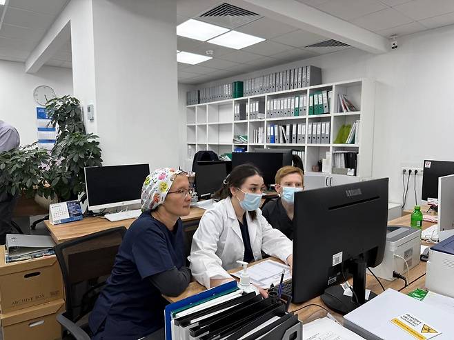 센터 3층에 있는 검사실에서 모니터를 보는 카자흐스탄 연구진 모습.