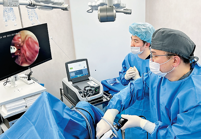 전립선 명의 박수환 나인비뇨의학과 원장이 전립선비대증 환자에게 리줌 시술을 하고 있다. 나인비뇨의학과 제공
