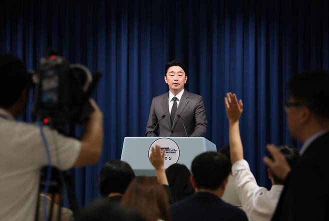 강훈식 대통령비서실장이 23일 서울 용산 대통령실에서 11명의 장관 후보자와 국무조정실장 인선을 발표한 뒤 기자들의 질문을 받고 있다. 윤석열 전 대통령이 임명했던 송미령 농림축산식품부 장관은 유임됐고, 국방부 장관 후보자로는 5선의 더불어민주당 안규백 의원이 지명됐다. 대통령실사진기자단