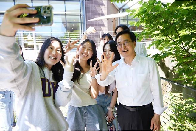 김동연 경기도지사가  지난헤 5월 경기청년 사다리 프로그램 멘토링에 참여한 미국 워싱턴대 한인 학생과 함께 기념 촬영을 하고 있다. 경기도 제공