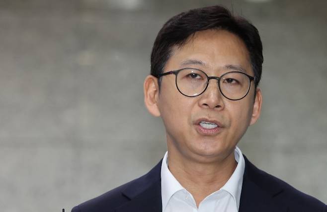 배경훈 과학기술정보통신부 장관 후보자가 24일 서울 종로구 광화문우체국에 마련된 인사청문회 준비 사무실로 출근하며 취재진의 질문에 답하고 있다. 연합뉴스 제공