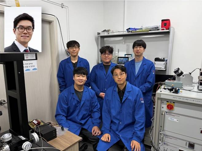 빛을 이용해 초고속으로 데이터를 전송하는 라이파이(Li-Fi) 기술을 개발한 KAIST 연구진. 앞줄 왼쪽부터&nbsp;신승민 1저자, 조힘찬 교수.&nbsp;뒷줄 왼쪽부터&nbsp;이형도, 이승우, 이원범 박사.&nbsp;(왼쪽 위) 임경근 박사. KAIST 제공