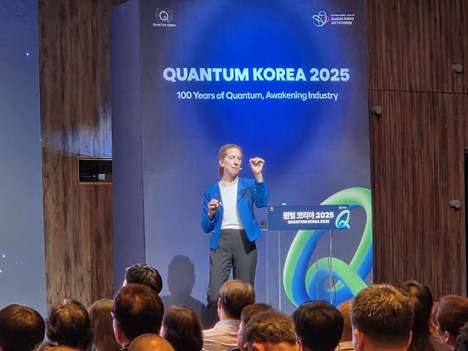 실리아 머츠바처 미국 양자개발컨소시엄(QED-C) 전무이사가 24일 서울 양재aT센터에서 열린 양자 분야 국제행사인 '퀀텀코리아 2025'에서 발표하고 있다. 이병구 기자 2bottle9@donga.com