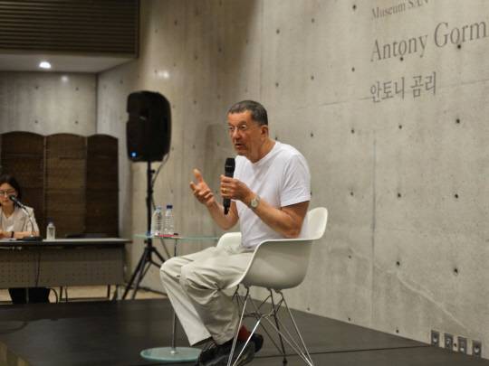 강원도 원주 뮤지엄 산에서 조각 거장 안토니 곰리가 19일 한국 기자들과 간담회를 하고 있다. 김나인 기자