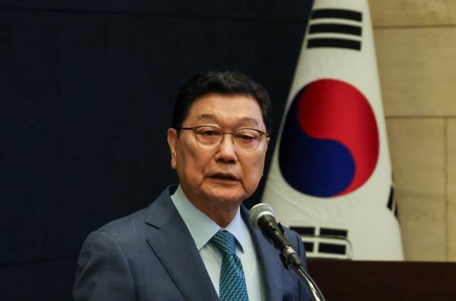 정덕구 니어(NEAR)재단 이사장이 24일 서울 중구 대한상공회의소에서 열린 니어재단 2025 한국 경제 특별 포럼 '한국 경제 생태계의 침하, 성장력과 역동성의 퇴조 - 이재명 정부 경제 정책에 대한 제언'에서 기조발제를 하고 있다. 박동욱기자 fufus@