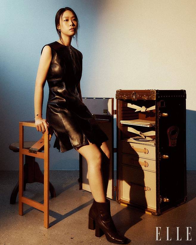 가죽 드레스와 베를린 앵클부츠, 오닉스와 다이아몬드를 세팅한 옐로골드 컬러 블라썸 BB 멀티 모티프 브레이슬릿, 오닉스와 다이아몬트를 세팅한 옐로 골드 컬러 블라썸 BB 스타 이어 스터드, 오케스트라 지휘자 레오폴드 스토코프스키의 의뢰에 맞춰 특별히 제작한 세크레테르 스토코프스키 트렁크는 모두 Louis Vuitton. 트렁크 속의 악보와 음반은 아티스트 소장품.