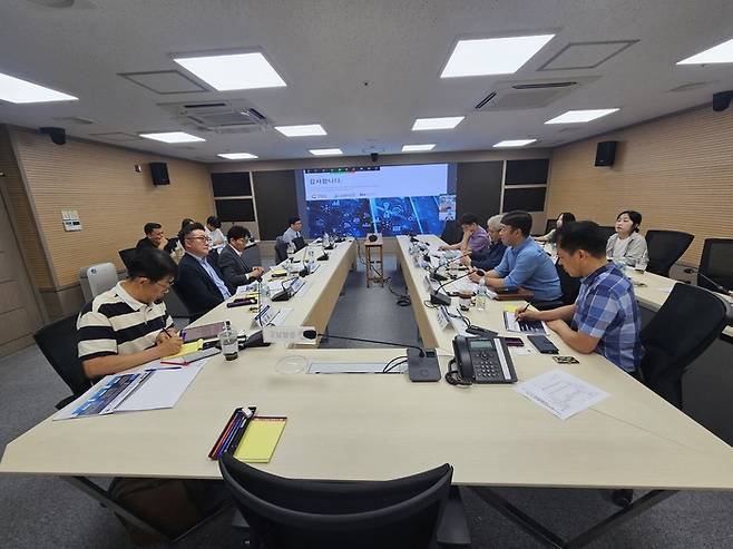 경남도가 24일 '경남 디지털 혁신밸리'리' 예타사업 기획 용역 워킹그룹 회의를 개최했다.