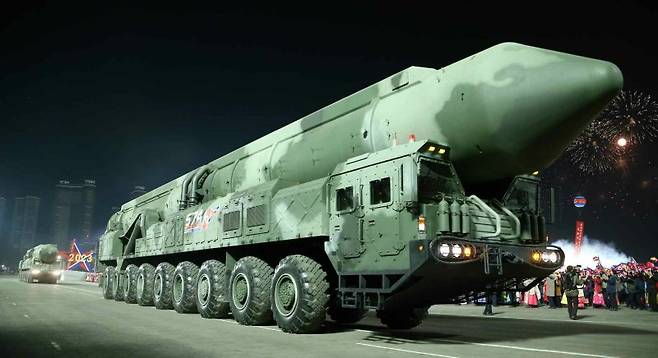 인민군 창건(건군절) 75주년 열병식에 등장한 고체연료 대륙간탄도미사일(ICBM) 추정 신무기. 노동신문/뉴스1