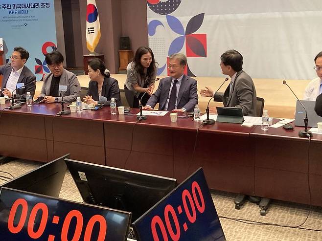 조셉 윤 주한 미국대사 대리(오른쪽 세번째_가 24일 서울 중구 프레스센터 국제회의장에서 국내 언론과 담화를 갖고 있다. 사진=김경수 기자